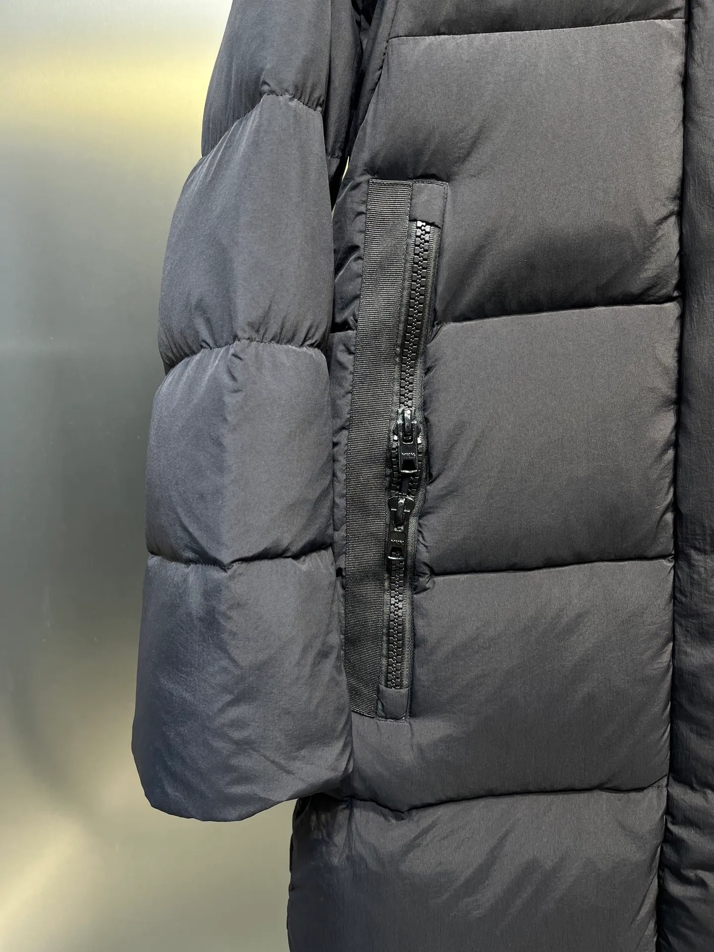 P1100 Canada Goose 🌟Canada Goose🇨🇦 Unisex down jacket, couple style, imported 90% duck down, collar is Canadian wild coyote hair, checkered double-layer inner liner with no velvet, thick velvet filling, level 5 cold protection, only one goose is needed to prevent freezing in winter, the stitching is perfect! I will buy another version this year, all accessories and materials will follow the original size: xs-xxl